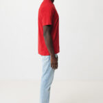 Homme de profil en t-shirt rouge