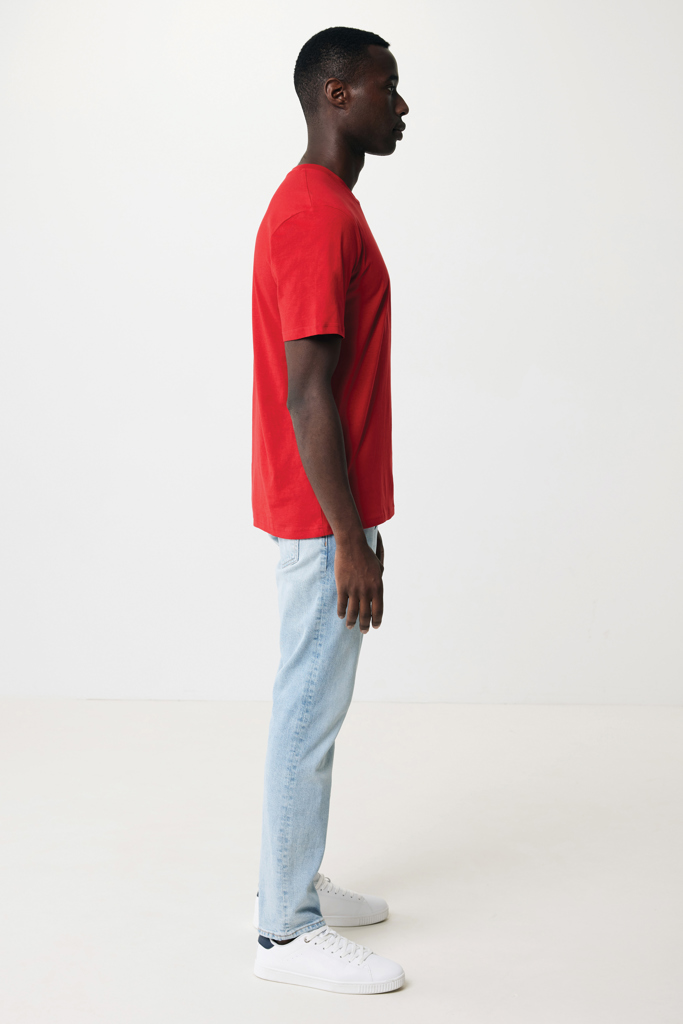 Homme de profil en t-shirt rouge