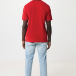 Homme de dos en t-shirt rouge