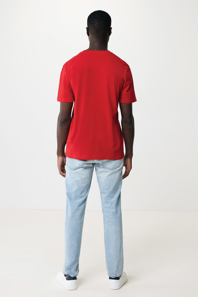 Homme de dos en t-shirt rouge