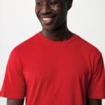 Homme souriant en t-shirt rouge sur fond clair