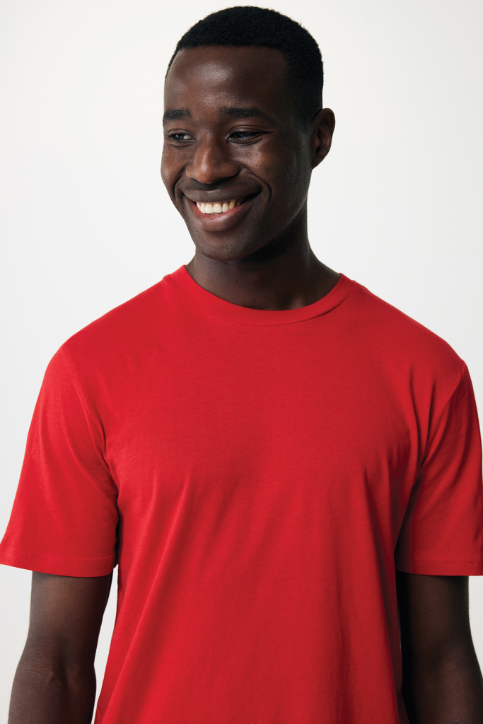 Homme souriant en t-shirt rouge sur fond clair