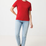 Femme souriante en t-shirt rouge et jean clair