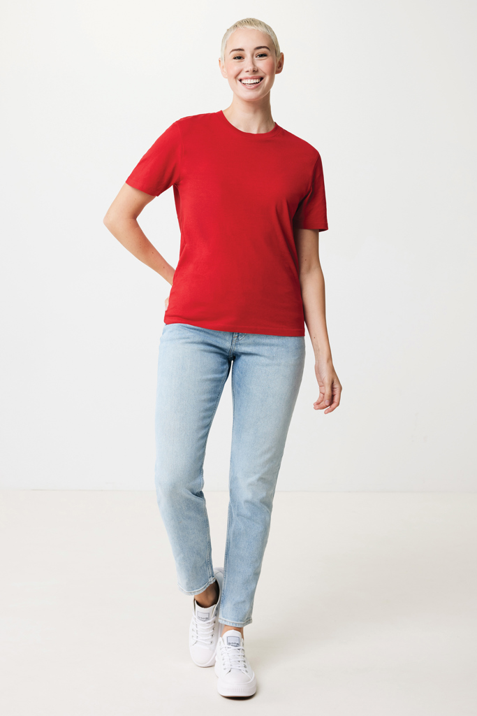 Femme souriante en t-shirt rouge et jean clair