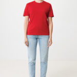 Femme en t-shirt rouge et jean clair