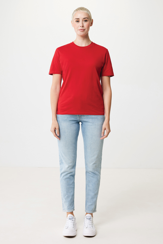 Femme en t-shirt rouge et jean clair