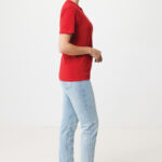 Femme de profil en t-shirt rouge et jean