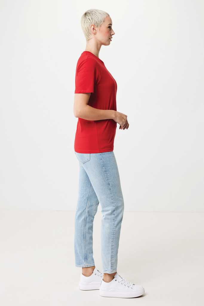 Femme de profil en t-shirt rouge et jean