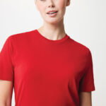 Femme aux cheveux courts portant t-shirt rouge
