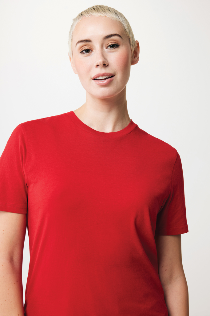 Femme aux cheveux courts portant t-shirt rouge