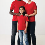 Famille souriante en t-shirts rouges assortis
