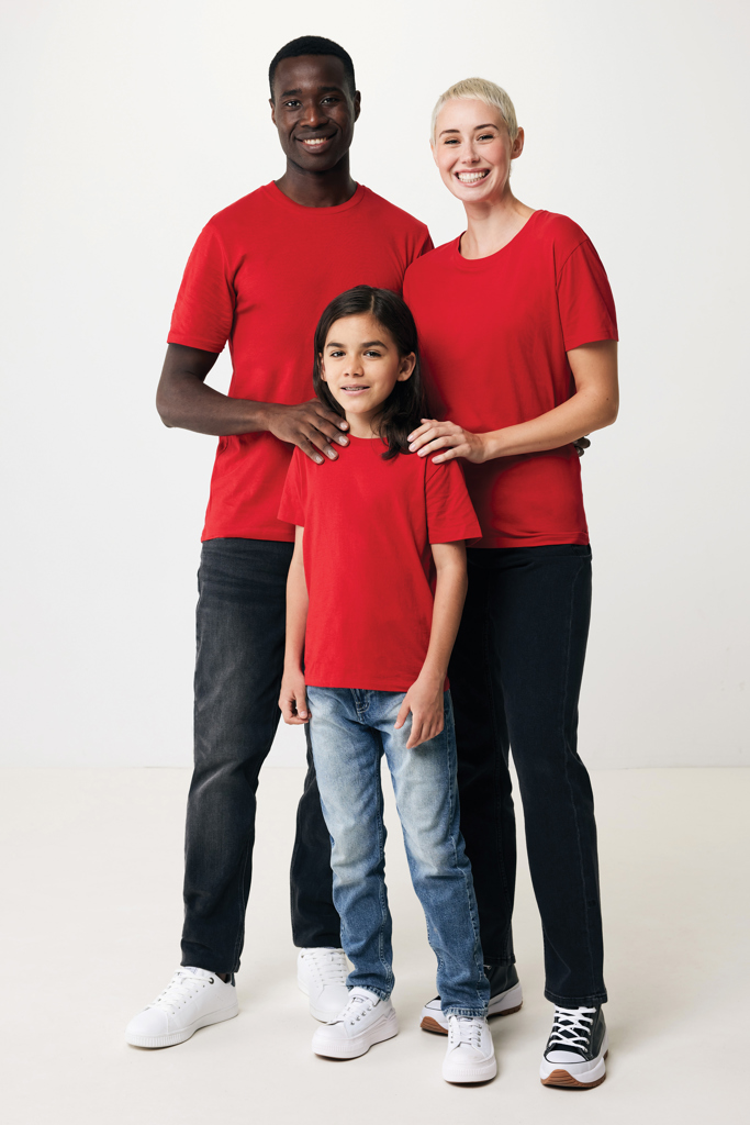 Famille souriante en t-shirts rouges assortis