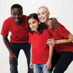 Famille souriante en t-shirts rouges