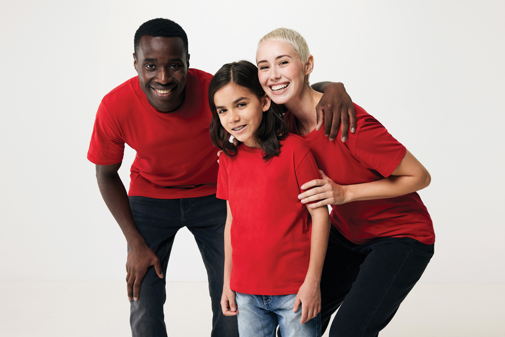 Famille souriante en t-shirts rouges