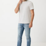 Homme en t-shirt gris et jean clair