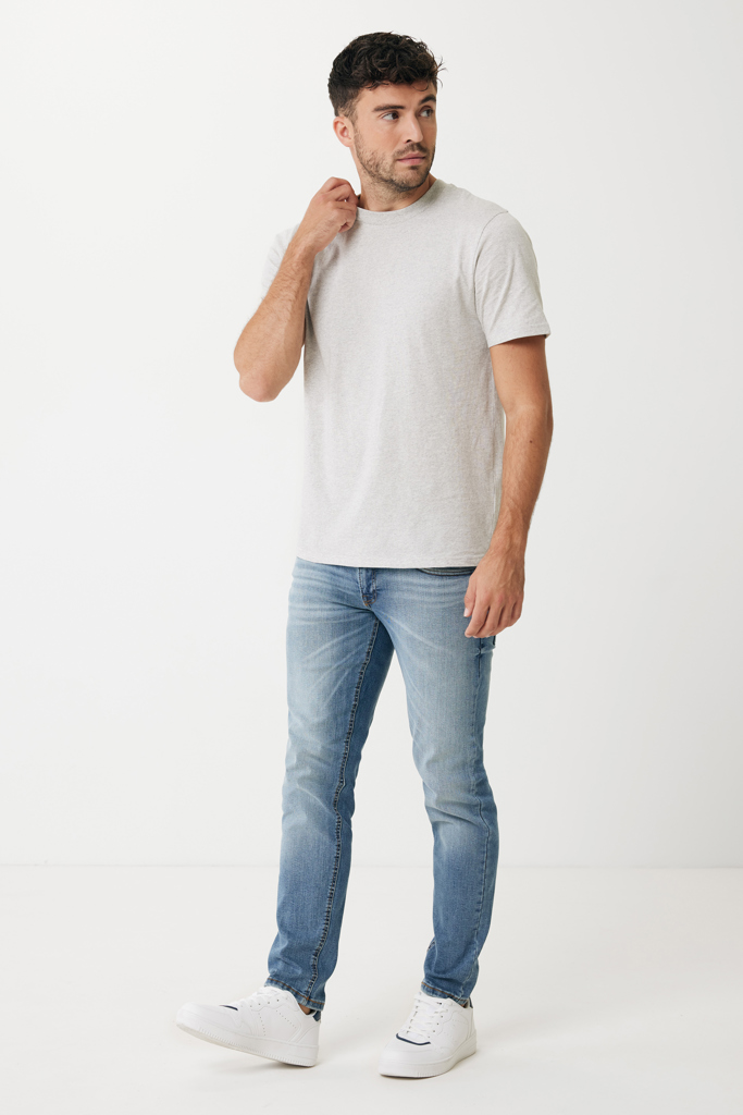 Homme en t-shirt gris et jean clair