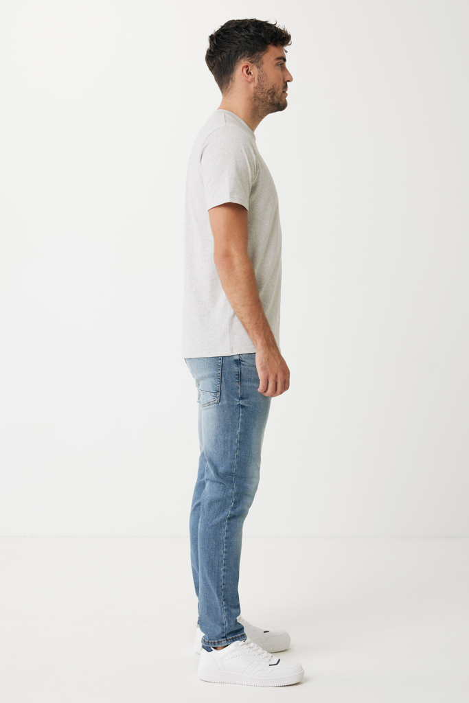 Homme debout de profil en tenue décontractée