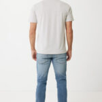 Homme de dos en t-shirt gris et jean