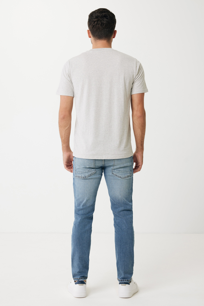 Homme de dos en t-shirt gris et jean