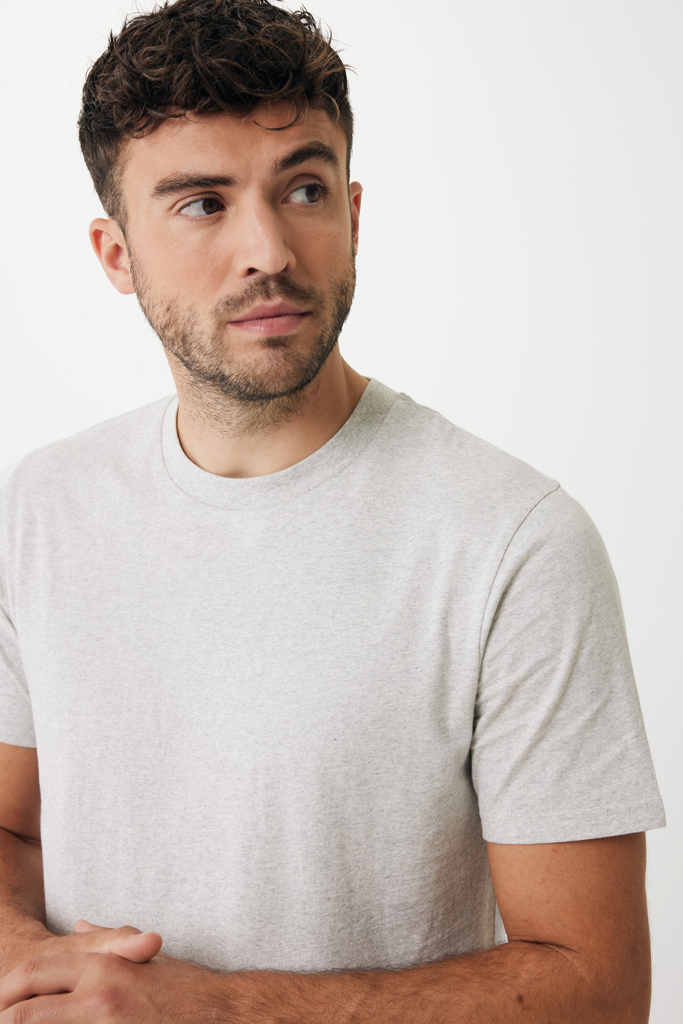 Homme en t-shirt gris regardant sur le côté