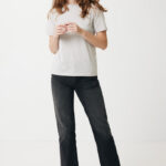 Femme souriante en t-shirt gris et jean noir