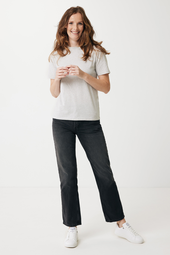 Femme souriante en t-shirt gris et jean noir