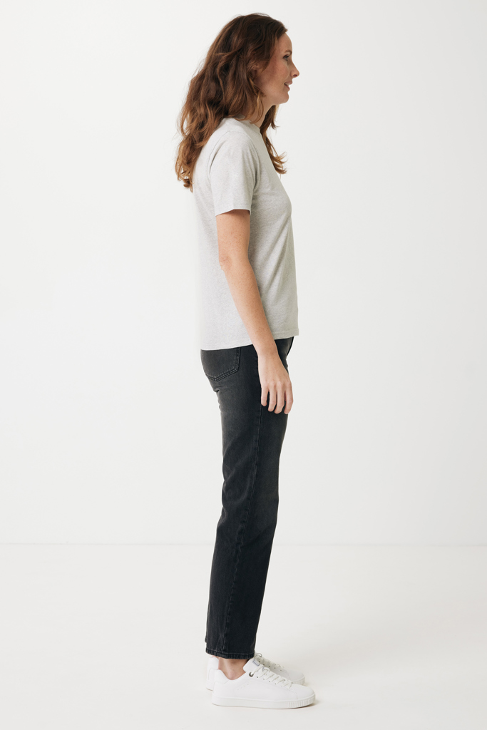 Femme de profil en tenue décontractée
