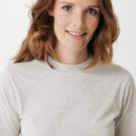 Portrait d’une femme souriante en t-shirt gris
