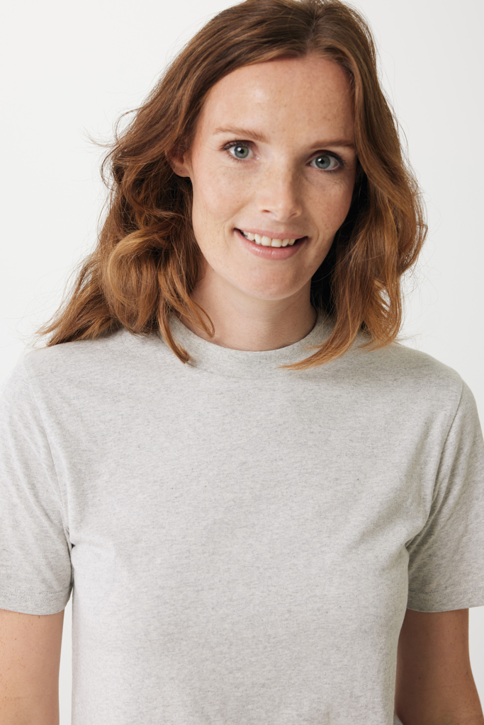 Portrait d’une femme souriante en t-shirt gris