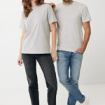 Homme et femme en t-shirts gris