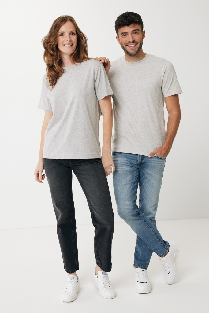 Homme et femme en t-shirts gris