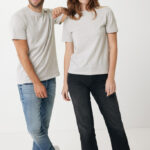 Homme et femme en t-shirts gris unis