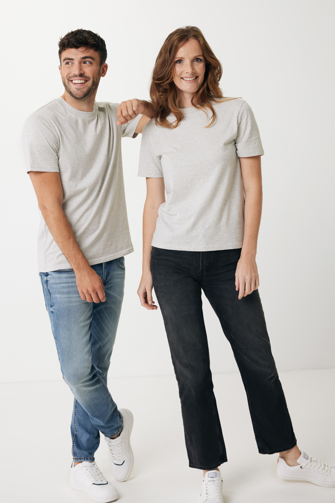 Homme et femme en t-shirts gris unis