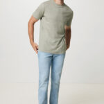 Homme portant t-shirt vert et jean clair