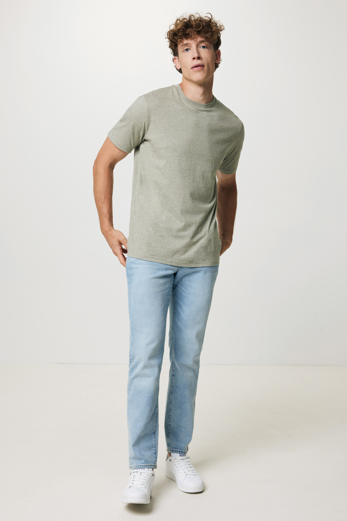 Homme portant t-shirt vert et jean clair