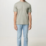 Jeune homme en t-shirt vert et jean clair