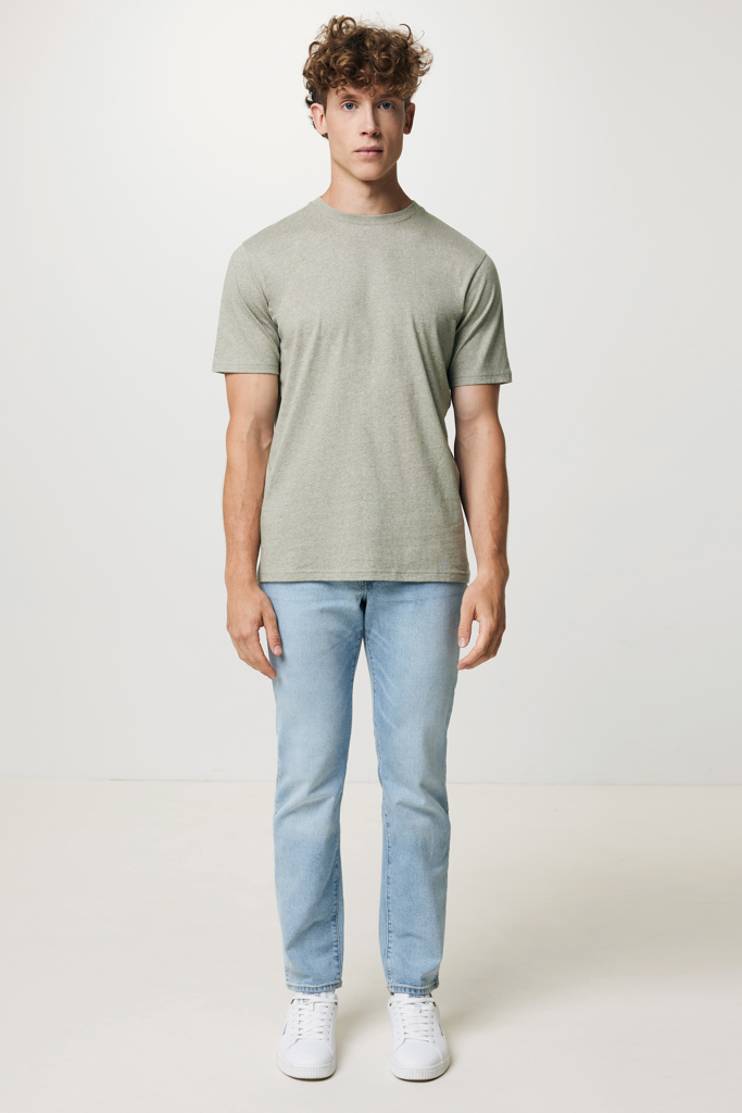 Jeune homme en t-shirt vert et jean clair