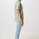 Homme en profil t-shirt vert et jean clair