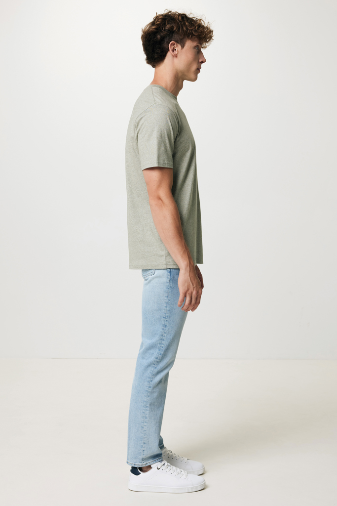 Homme en profil t-shirt vert et jean clair