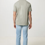 Homme de dos en t-shirt vert et jean