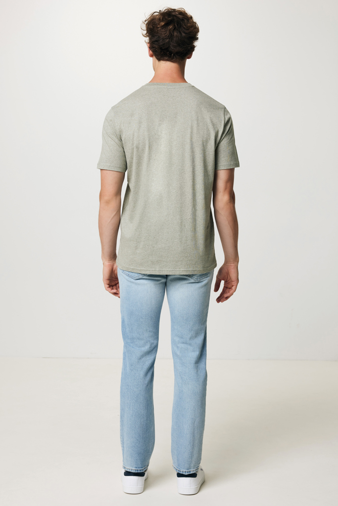 Homme de dos en t-shirt vert et jean