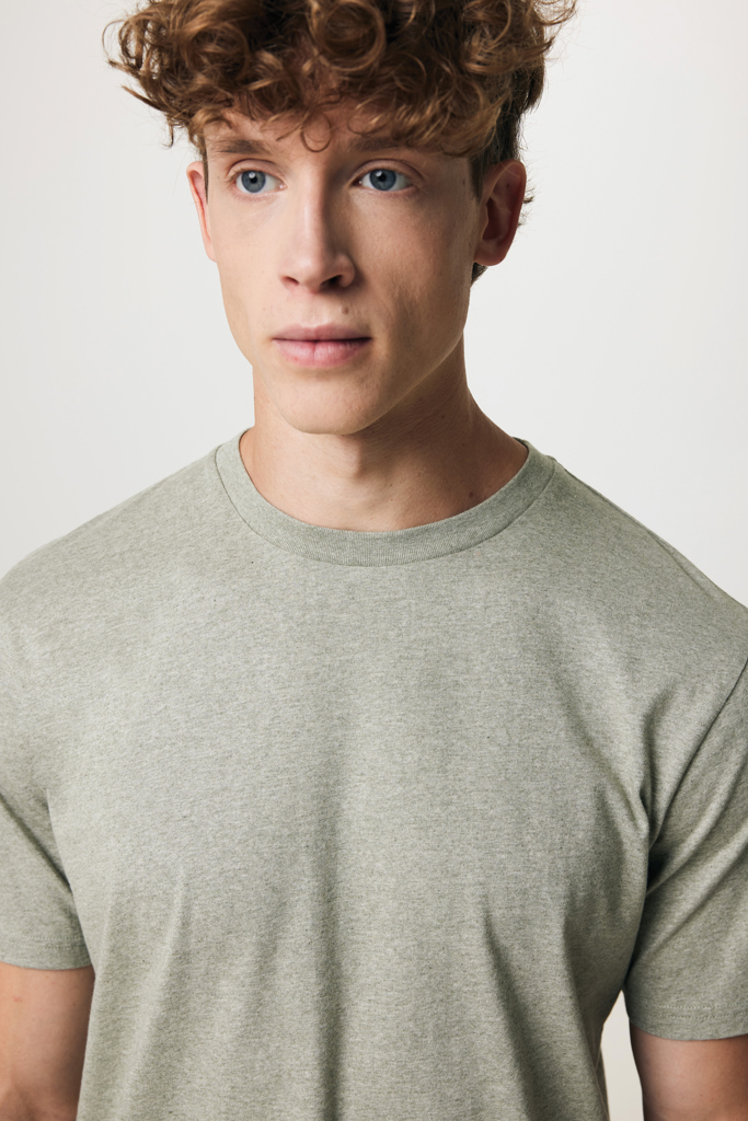 Jeune homme aux cheveux bouclés en t-shirt vert