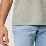 Homme en t-shirt gris et jean clair