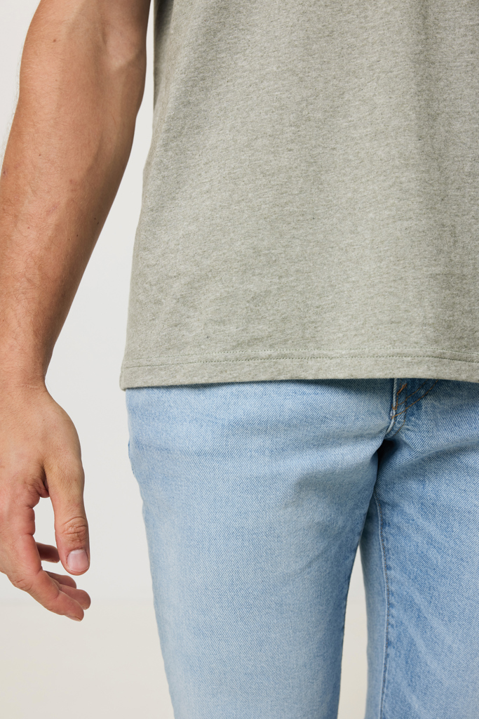 Homme en t-shirt gris et jean clair
