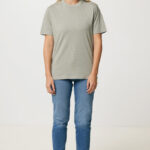 Femme souriante en t-shirt gris et jean