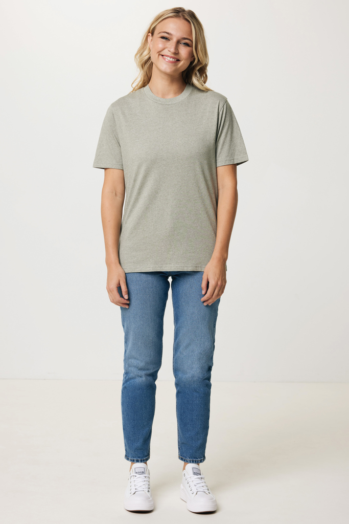 Femme souriante en t-shirt gris et jean