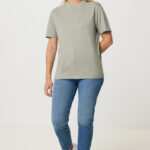 Femme en t-shirt vert et jean bleu