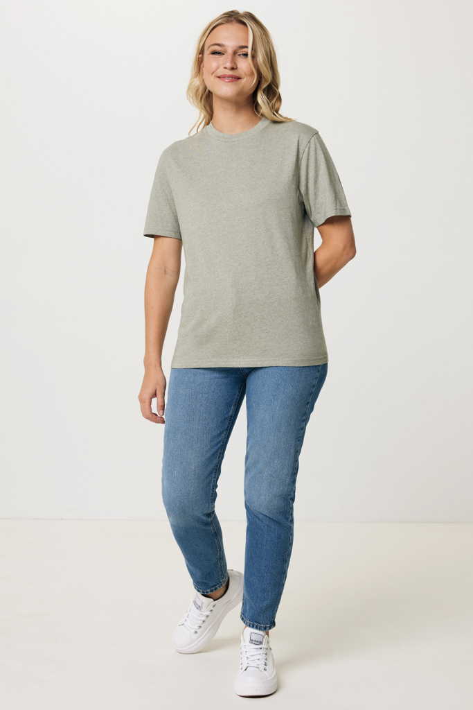 Femme en t-shirt vert et jean bleu