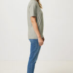 Femme de profil en t-shirt vert et jean