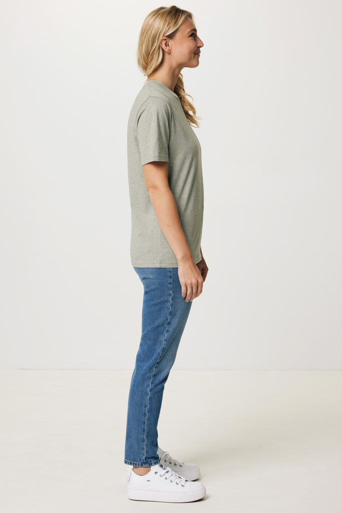 Femme de profil en t-shirt vert et jean